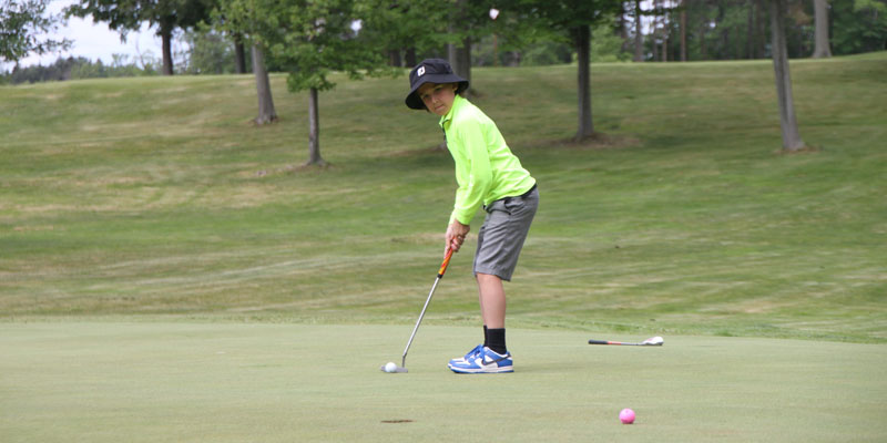 Photo of junior golfer putting on Par 3 Hole 17 at Tamarack Golf Club in Oswego, NY.
